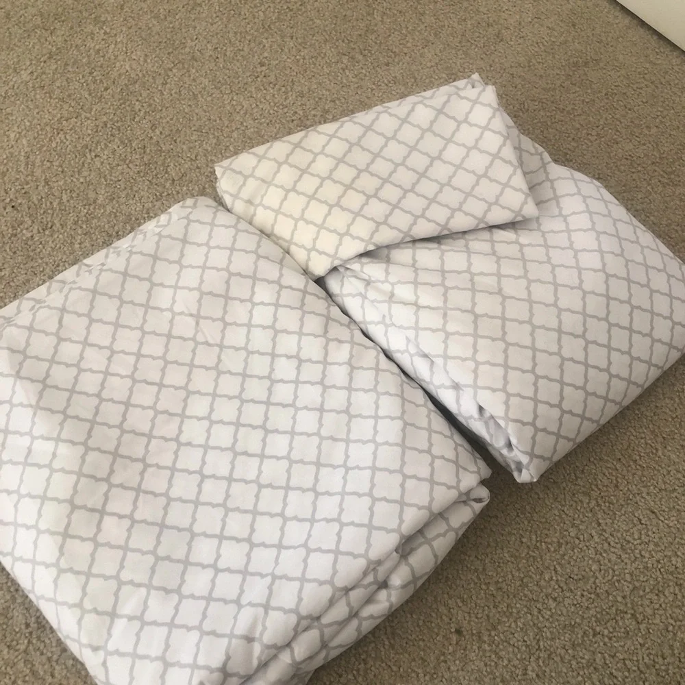London Kaye Queen Sheet Set white and gray geometrical pattern